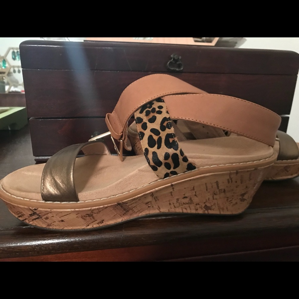 Vionic wedge tan leopard Size 7